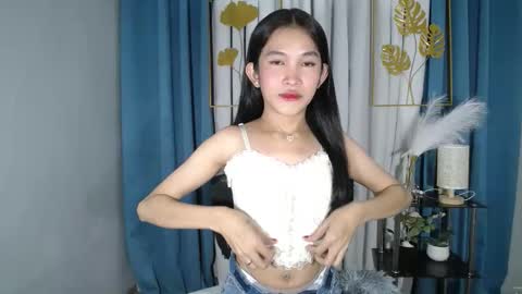 Snapshot of lovely_bellax chatting on 05-17-26, 02:02 BELLA online show from 05-17-26, 02:02