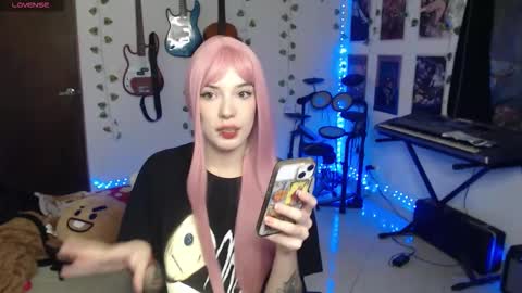 Snapshot of lovely_cass chatting on 11-28-25, 01:19 Cassie online show from 11-28-25, 01:19