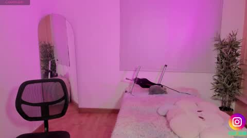 Snapshot of lovely_emma18 chatting on 04-29-26, 01:04 Emma online show from 04-29-26, 01:04
