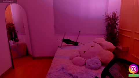 Snapshot of lovely_emma18 chatting on 05-13-26, 01:30 Emma online show from 05-13-26, 01:30