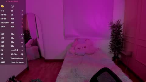 Snapshot of lovely_emma18 chatting on 05-20-26, 01:28 Emma online show from 05-20-26, 01:28