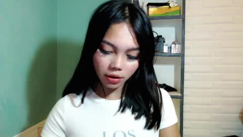 Snapshot of lovely_thea_xoxo chatting on 06-18-26, 11:14 Thea online show from 06-18-26, 11:14