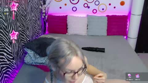 Snapshot of lovelybutterfly chatting on 01-12-25, 01:05    online show from 01-12-25, 01:05