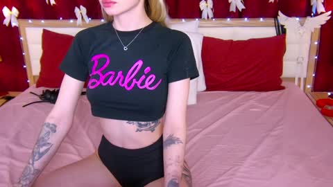 Snapshot of lovelycaroline_ chatting on 01-31-25, 07:39 Caroline online show from 01-31-25, 07:39