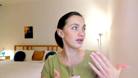 Mia online show from 12-04-24, 12:36