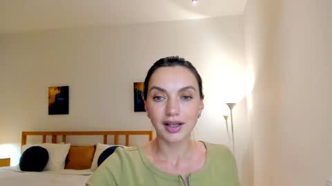 Mia online show from 12-04-24, 05:44