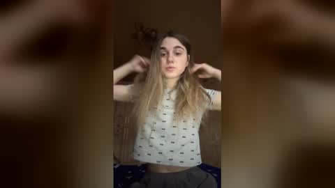 Snapshot of lovelysilk_63 chatting on 12-21-25, 08:21 ELA online show from 12-21-25, 08:21