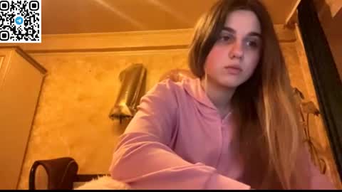 Snapshot of lovelysilk_63 chatting on 04-11-26, 06:23 ELA online show from 04-11-26, 06:23