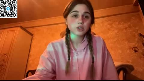 Snapshot of lovelysilk_63 chatting on 04-12-26, 06:35 ELA online show from 04-12-26, 06:35