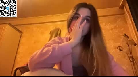 Snapshot of lovelysilk_63 chatting on 04-29-26, 07:20 ELA online show from 04-29-26, 07:20