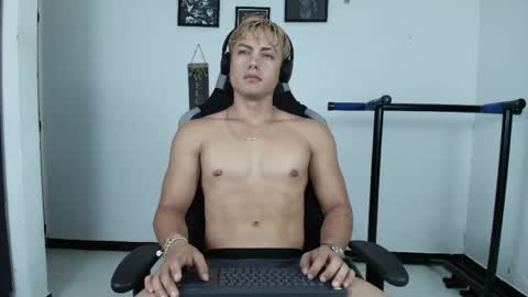 Snapshot of lover_fitnessboy chatting on 05-15-26, 01:12 kevin online show from 05-15-26, 01:12