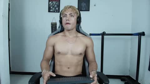 Snapshot of lover_fitnessboy chatting on 05-18-26, 10:37 kevin online show from 05-18-26, 10:37