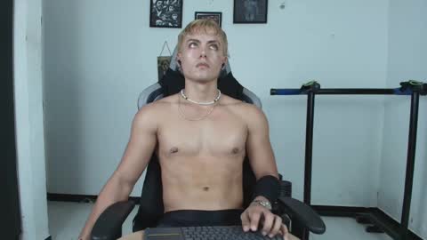 Snapshot of lover_fitnessboy chatting on 05-30-26, 12:52 kevin online show from 05-30-26, 12:52