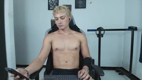 Snapshot of lover_fitnessboy chatting on 06-01-26, 03:30 kevin online show from 06-01-26, 03:30