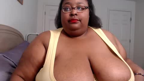 Snapshot of loves_aura chatting on 12-10-24, 02:05 Alyson online show from 12-10-24, 02:05