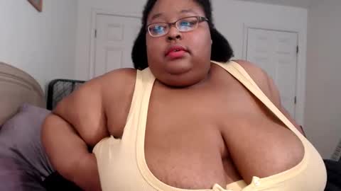 Snapshot of loves_aura chatting on 03-19-26, 12:25 Alyson online show from 03-19-26, 12:25