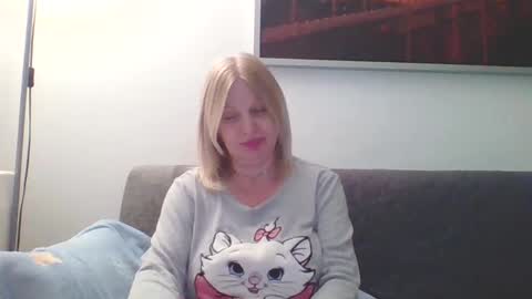 Snapshot of lovestar544963 chatting on 02-20-25, 10:15 Marlyn online show from 02-20-25, 10:15