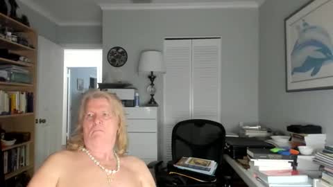 Snapshot of lovestylistwomen chatting on 10-18-25, 03:09 Michael online show from 10-18-25, 03:09