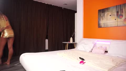 Nora online show from 11-22-25, 04:33