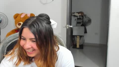 Snapshot of luara__01__lecat_1 chatting on 11-12-25, 01:50 luara__01__lecat_1 online show from 11-12-25, 01:50