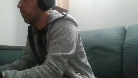 Snapshot of lucabeech88 chatting on 01-08-25, 08:07 Luca online show from 01-08-25, 08:07