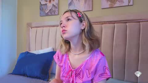 Snapshot of lucia_copper chatting on 10-28-25, 12:19 lucia_copper online show from 10-28-25, 12:19