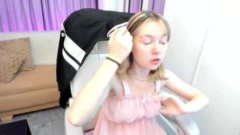 Snapshot of lucia_copper chatting on 11-04-25, 12:04 lucia_copper online show from 11-04-25, 12:04