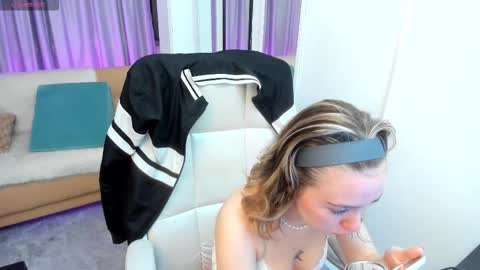 Snapshot of lucia_copper chatting on 11-08-25, 12:16 lucia_copper online show from 11-08-25, 12:16