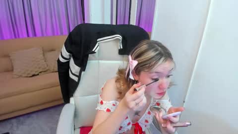 Snapshot of lucia_copper chatting on 11-17-25, 12:33 lucia_copper online show from 11-17-25, 12:33