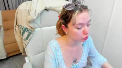 Snapshot of lucia_copper chatting on 12-04-25, 12:03 lucia_copper online show from 12-04-25, 12:03