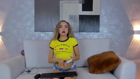 Snapshot of lucia_janne chatting on 06-27-26, 09:20 Lucla online show from 06-27-26, 09:20