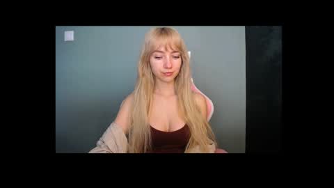 Snapshot of luciacam20 chatting on 04-28-26, 07:02 Lucy online show from 04-28-26, 07:02