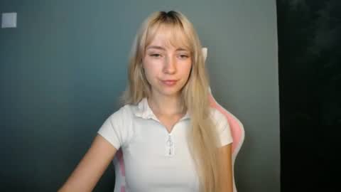 Snapshot of luciacam20 chatting on 06-10-26, 06:45 Lucy online show from 06-10-26, 06:45