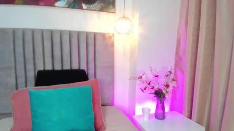 LuciaFerrero online show from 10-10-25, 07:02