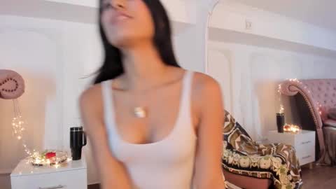 Snapshot of luciana_roa chatting on 11-18-25, 08:35 Luciana online show from 11-18-25, 08:35