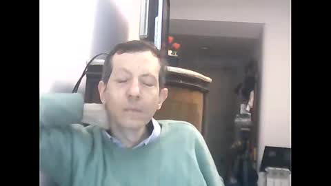 Snapshot of lucianoaxel chatting on 06-08-26, 01:28 Luciano online show from 06-08-26, 01:28