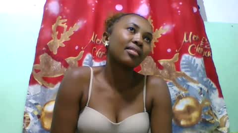 Snapshot of lucie196645 chatting on 06-12-26, 06:18 lucie196645 online show from 06-12-26, 06:18