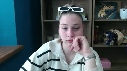 Snapshot of lucky_barbie chatting on 05-11-26, 12:44 Grace online show from 05-11-26, 12:44