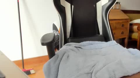 Snapshot of luckydrakex chatting on 12-22-24, 11:11 Lucky online show from 12-22-24, 11:11