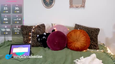 Snapshot of luckyjadestone chatting on 10-17-25, 01:09 Jade online show from 10-17-25, 01:09