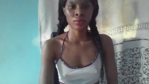 Snapshot of luckymadequeen chatting on 01-18-25, 09:24 Gloria online show from 01-18-25, 09:24