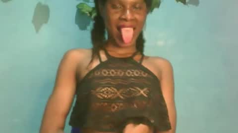 Snapshot of luckymadequeen chatting on 10-08-25, 01:58 Gloria online show from 10-08-25, 01:58