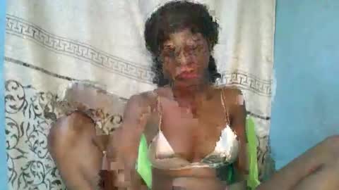 Snapshot of luckymadequeen chatting on 04-28-26, 01:15 Gloria online show from 04-28-26, 01:15