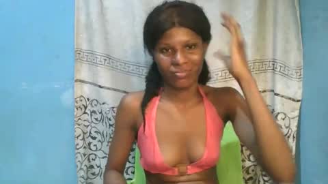 Snapshot of luckymadequeen chatting on 05-18-26, 10:59 Gloria online show from 05-18-26, 10:59