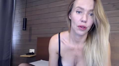 Snapshot of luckymila chatting on 10-10-25, 10:25 Mila Novak online show from 10-10-25, 10:25