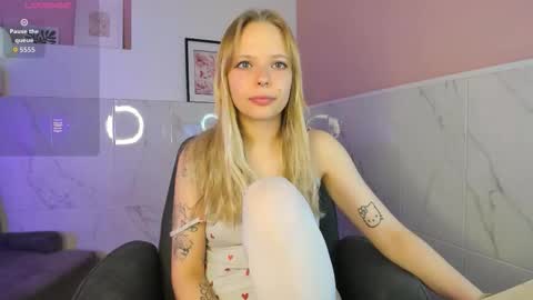 Snapshot of lucy__loy chatting on 11-21-25, 06:01 Lucy online show from 11-21-25, 06:01