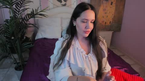 Snapshot of lucy_boobsy chatting on 12-21-24, 09:15 Laura online show from 12-21-24, 09:15