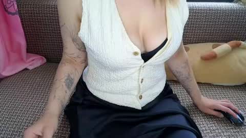 Snapshot of lucy_curvy chatting on 05-17-26, 03:15 Lucy online show from 05-17-26, 03:15
