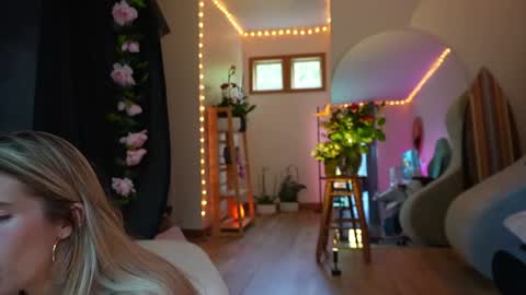 Snapshot of lucy_gooosey chatting on 07-22-26, 01:30 Lucy. online show from 07-22-26, 01:30