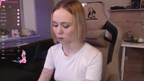 Snapshot of lucy_mirror chatting on 09-13-25, 09:14 Lucy online show from 09-13-25, 09:14